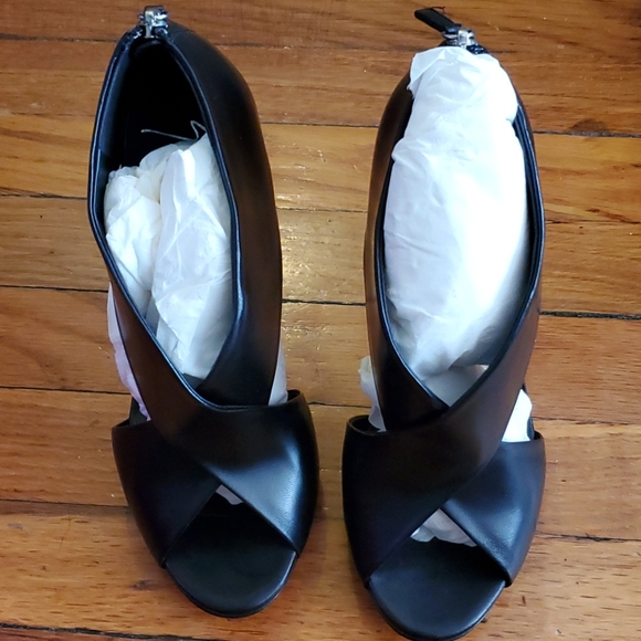 BNIB never worn Giuseppe Zanotti black sandal - Picture 6 of 9